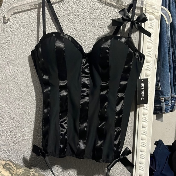 Hot Topic Other - Super cute ! Flattering bustier top
